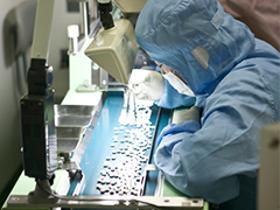 製造スタッフ(組立・加工)(モクモク座り作業、半導体の製造、週5、フルタイム、日勤)