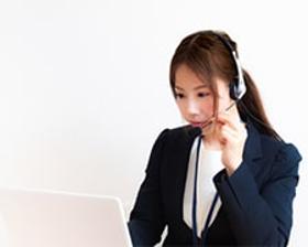コールセンター・テレオペ(契約社員◆全天候型施設での問合せ対応リーダー候補◆シフト制)