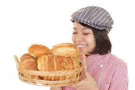 キッチンスタッフ(要資格／老舗ホテルの製パン職人／5-14時、週5シフト制)