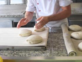 飲食・フード(調理師免許必須｜ホテルのパン製造｜5-14時｜週5シフト)