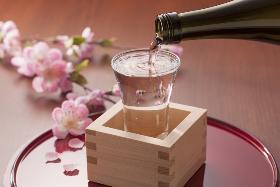製造業(お酒の瓶を包装・箱詰めする作業　平日週5　8-17時)